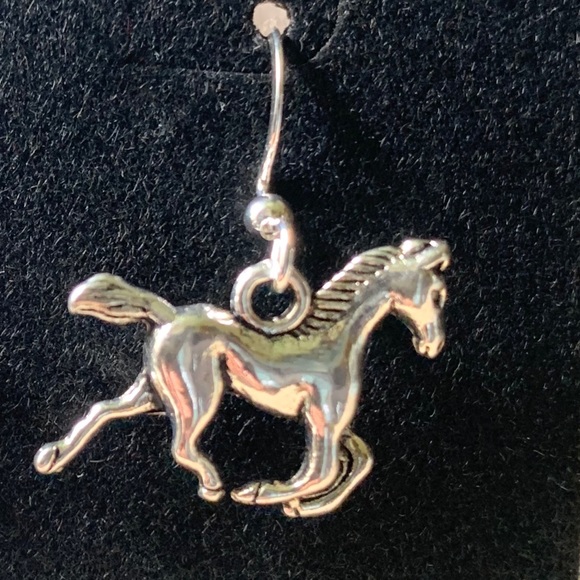 Horse design dangle earrings - Picture 3 of 4